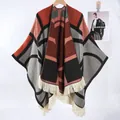 Boho-Strickponcho mit rot-grauen Geometriemustern und weißen langen Fransen am Saum - Buchstabe OM Grau Orange