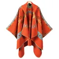 Ethno-Damenponcho mit Kapuze, orangefarbenem geometrischem Muster und Quasten - Kapuzen-Rauten-Dreiecks-Stil / Orange