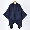 Dunkelblauer offener Kaschmir-Stil Poncho Schal mit einfarbigem minimalistischem Fall - Dreieckstich / Marineblau