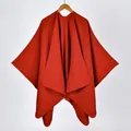 Rotes Strick-Cape-Schal mit Schlitz und feinen Kanten am Holzkleiderbügel - Dreieckstich / Rot