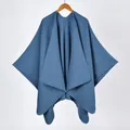 Dunkelblauer Strickponcho mit Seitenschlitzen und locker fallender offener Front - Dreieckstich / Blaugrau
