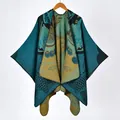 Gestrickter Schal mit chinesischem Koi-Muster und Jacquard-Blumen in Pfauenblau und Gelb - Seeblau
