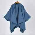 Poncho con capucha azul morandi para mujer en punto con caída suave y costuras de alta calidad - Gris Azulado
