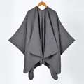 Detailansicht grauer Strickponcho mit geschlitztem Saum und hochwertiger Saumverarbeitung - Dreieckstich / Grau