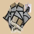 Vintage Damen Strickponcho mit geometrischem Muster und Fransen in Grau und Braun - Buchstabe OM Khaki