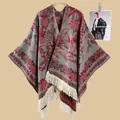 Vintage Strick-Poncho mit roten Blumen, weißen Quasten und grauem Bohème-Muster - Floral Grau