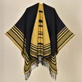 Detailansicht des Strickschals mit gelb-schwarzen Streifen und hängenden Fransen - Oberteile / 130x150cm / Gelber Rand