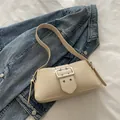 Bolso de hombro beige con relieve de cocodrilo y hebilla metálica cuadrada plateada - Blanco