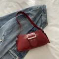 Bolso de hombro retro rojo oscuro con textura de cocodrilo y hebilla de plata - Rojo