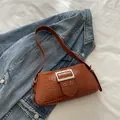Bolso de hombro marrón con textura de cocodrilo y hebilla de plata sobre tela - Marrón