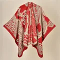 Dettaglio dello scialle in maglia rosso con motivi paisley bianchi e cuciture fini - Paisley Rosso
