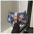 Λεπτομέρεια τσάντας ώμου Y2K denim με ροζ δερμάτινα αστέρια και ασημένια μεταλλική αλυσίδα - Γαλάζιο Αστέρι