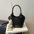Κομψή μαύρη ματ τσάντα κουβά με χαριτωμένο αρκουδάκι και πλεκτή λεπτομέρεια λαβής - Μαύρο