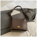 Sac fourre-tout en cuir marron foncé à texture litchi avec plaque en métal doré - Ensemble de sacs à bandoulière / Marron
