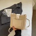 Κομψή μπεζ τσάντα bucket από δέρμα με ρυθμιζόμενο λουράκι και χρυσή αγκράφα - Σπασμένο Λευκό