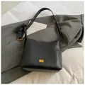 Sac hobo noir classique en cuir grainé avec logo doré élégant et boucles métalliques - Ensemble de sacs à bandoulière / Noir