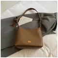 Sac hobo en cuir grainé marron foncé avec logo doré et bandoulière réglable - Ensemble de sacs à bandoulière / Marron