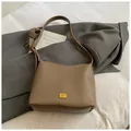 Sac cabas taupe en cuir grainé avec large bandoulière et logo en métal doré chic - Ensemble de sacs à bandoulière / Gris