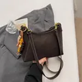 Dunkelbraune Retro PU Schultertasche mit Kontrastnaht und Ethno-Muster Schultergurt - Mit Anhänger / Braun