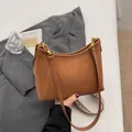 Braune Halbmond-Umhängetasche aus mattem Leder mit dekorativem Jacquard-Breitgurt - Ohne Anhänger / Braun