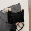 Μαύρη μινιμάλ τσάντα hobo με αντίθεση ραφών και μποέμ υφαντό ιμάντα ώμου - Χωρίς μενταγιόν / Μαύρο