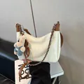 Sac fourre-tout crème avec bordure marron, chaîne et pendentif ours mignon - Petit / Marron