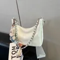 Grand sac fourre-tout blanc crème chic avec bandoulière chaîne et breloque ours - Petit / Blanc