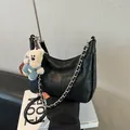 Sac hobo en cuir noir avec bandoulière chaîne et charmant pendentif ours bleu - Petit / Noir