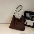 Borsa a tracolla grande minimalista in pelle opaca marrone scuro di alta qualità - caffè
