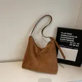 Borsa Hobo minimalista in pelle scamosciata marrone con tracolla regolabile stile vintage - Marrone