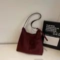 Grande borsa tote bordeaux in finto camoscio con tracolla regolabile e cuciture fini - Borgogna