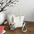 Λευκή δερμάτινη τσάντα bucket με κυματιστό χείλος και χαριτωμένο μενταγιόν αρκουδάκι - Λευκό