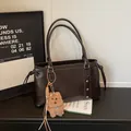 Borsa tote marrone scuro in pelle sintetica lucida con coulisse e ciondolo a forma di cane - Caffè Con Pendente