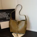 Retro olivgrüne Hobo-Tasche mit verstellbarem Gurt und dekorativem Schnallendesign - Grün
