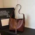 Vintage-Einkaufstasche aus dunkelbraunem Leder mit Silberschnalle und Schultergurt - Kaffeebraun