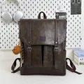 Zaino vintage in pelle PU marrone scuro con fibbie e ciondolo a forma di orsetto - Marrone con Ciondolo