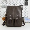 Vintage dunkelbrauner Kunstleder Rucksack mit Klappdeckel und süßem Teddybär Anhänger - Braun mit Anhänger