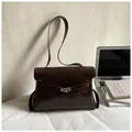 Vintage donkerbruine leren schoudertas met grote capaciteit en klassieke draaisluiting - Koffie Zonder Hanger