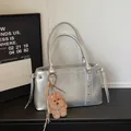 Borsa a spalla in pelle metallizzata argento con rivetti e ciondolo a cane - Argento con ciondolo