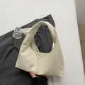 Μινιμαλιστική τσάντα hobo σε κρεμ λευκό με διακοσμητικές κάθετες ραφές στη μέση - Ζαχαρί