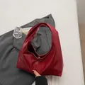 Μίνιμαλ κόκκινη λουστρίνι τσάντα hobo με κομψό φινίρισμα καθρέφτη και λιτό σχέδιο - Μπορντό