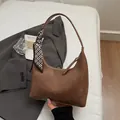 Vintage καφέ hobo τσάντα ώμου με διακοσμητικό μεταξωτό μαντήλι και ματ τεχνητό δέρμα - Χακί