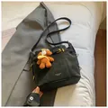 Sac seau chic en daim noir avec détails dorés et charmant petit ours en peluche marron - Noir Avec Pendentif