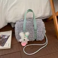 Borsa Boston grigia in peluche con manici verdi, tracolla argento e ciondolo a cucciolo - Con Ciondolo / Grigio