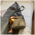 Sac seau vert olive avec breloque ours en peluche et boucle métallique décorative - Marron avec Pendentif