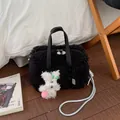 Borsa a mano in peluche nera con etichetta chiccraze, tracolla argento e coniglio bianco - Con Ciondolo / Nero
