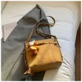 Sac seau minimaliste en daim marron avec logo doré et charm d'ours en peluche - Marron avec Pendentif