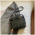 Sac seau minimaliste en daim noir avec détails dorés et lettrage de marque élégant - Noir sans Pendentif