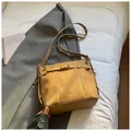 Retro senfgelbe Beuteltasche in Wildlederoptik mit goldener Metallschnalle Detail - Braun Ohne Anhänger