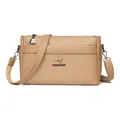 Bolso bandolera minimalista de cuero granulado beige con diseño acolchado y logo metálico - Caqui